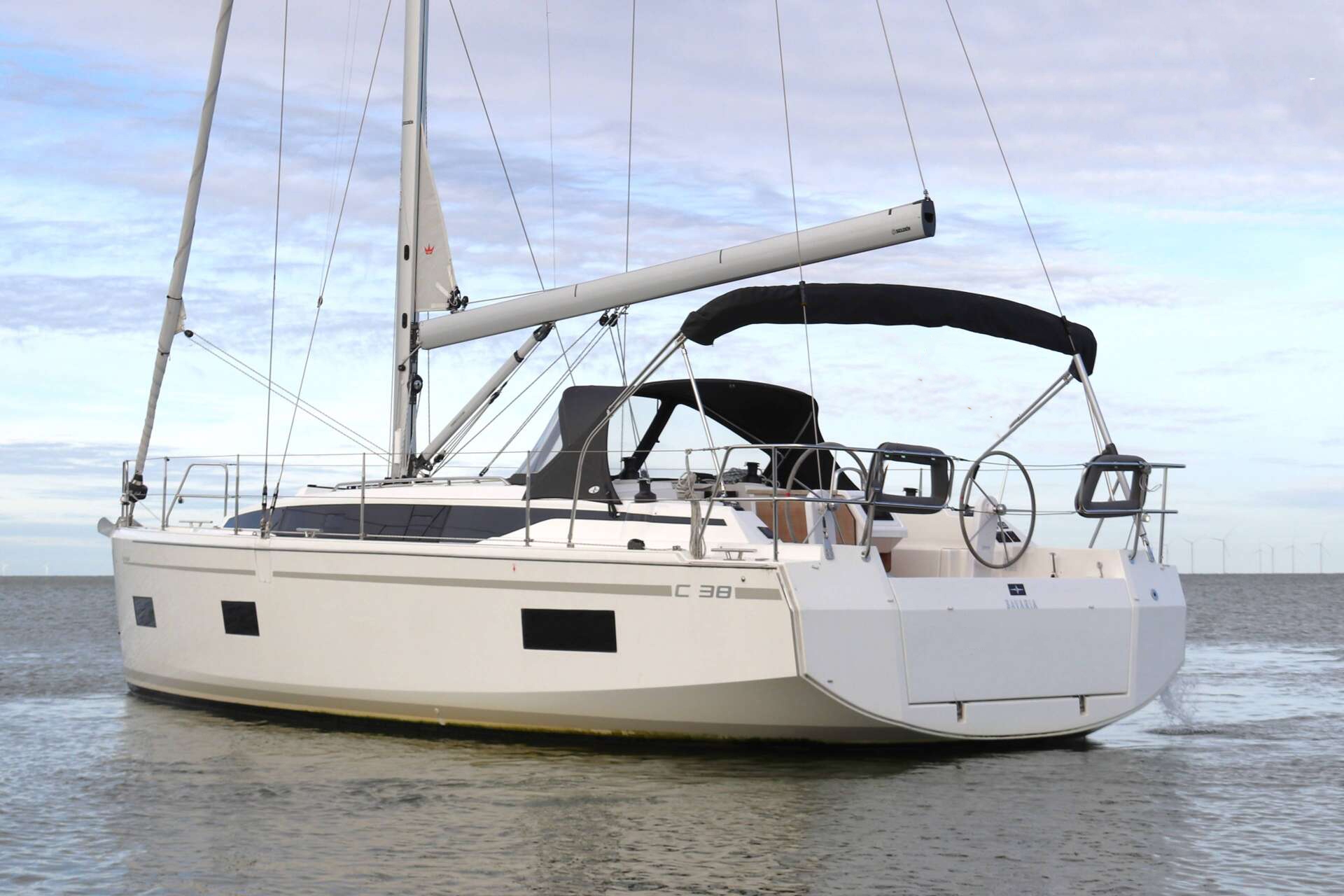 Bavaria C-38 zeilboot gezien in het water vanaf de achterkant